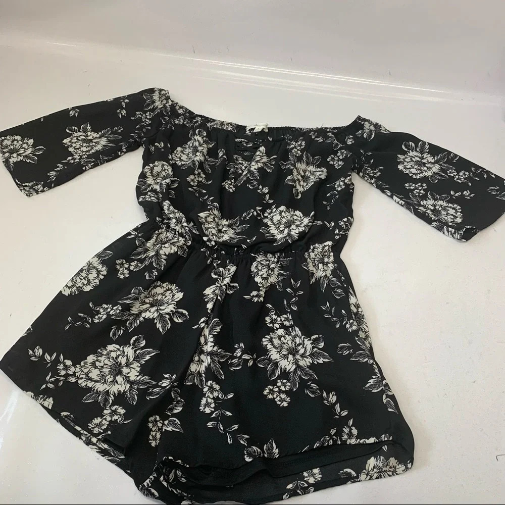 Romper Small  Black White Off‎ Sheer Lined  Floral Print Short Sleeve Vacation